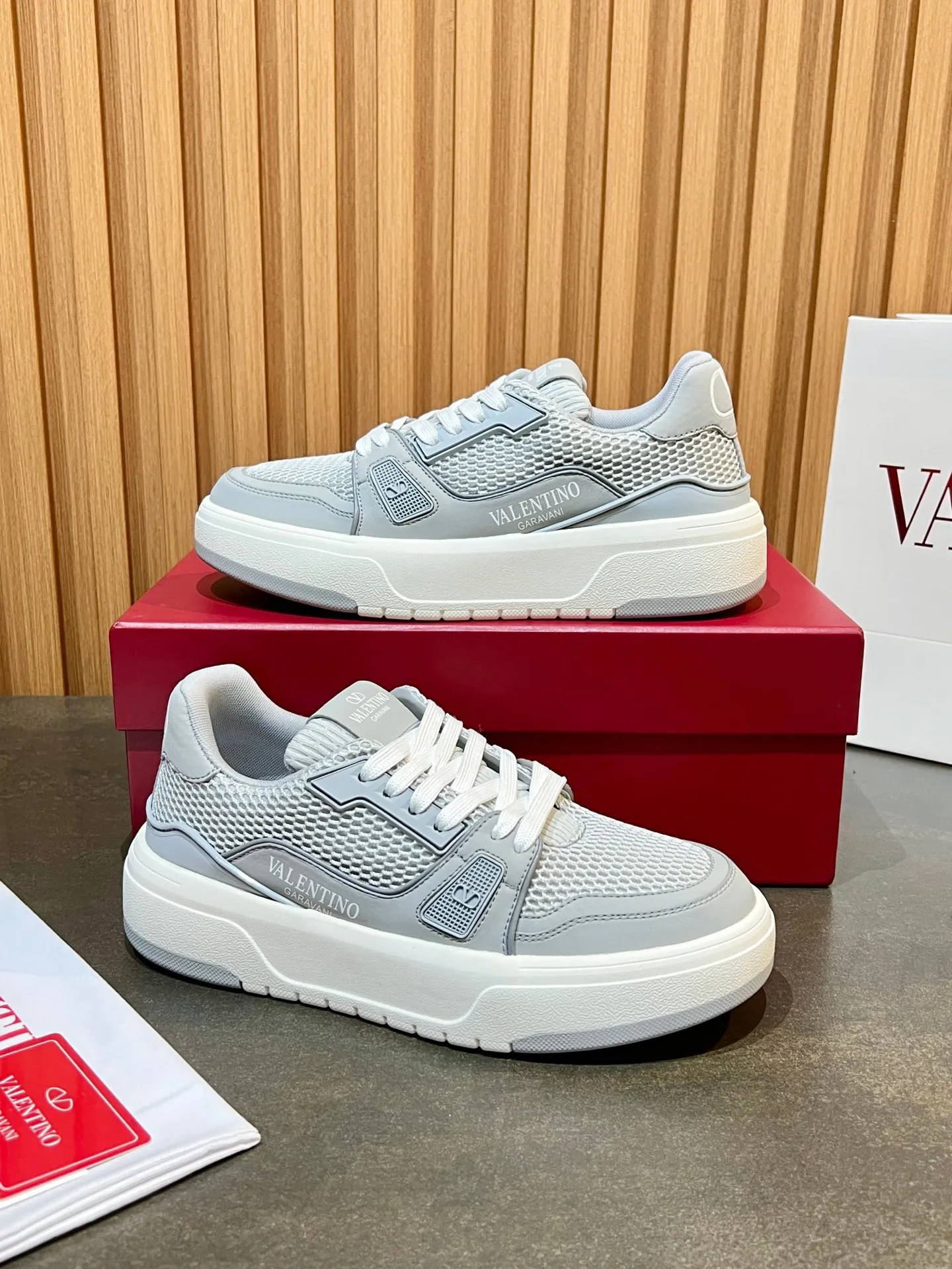Men's men's shoes 💰640 VLNT Valentino 𝑶𝒏𝒆𝑺𝒕𝒖𝒅 Couple's sneakers series Valentino 2025 latest couple's sneakers, same style for celebrities, hot sale. Original ZP purchase and dismantling. Repeated pattern making and modification. Trying to restore 1:1 original version! Top luxury masterpiece, soft and comfortable, breathable and light, combines fashion and leisure, brings excellent and elegant texture and excellent on-foot comfort. Top purchasing version upper: imported high-end breathable mesh/original oil edge craftsmanship. Inner: imported mesh. Outsole: original development 𝐓𝐏𝐔 two-color combination outsole. Packaging: original configuration complete package. Code number: 35/44 (customized 45 46). Can be customized (self-labeled - no label) order.